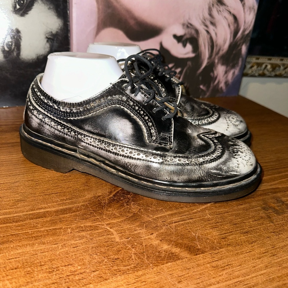 DR. MARTEN'S MEN'S WING TIP SHOES SIZE 7 UK 8 US ENGLAND DISTRESSED